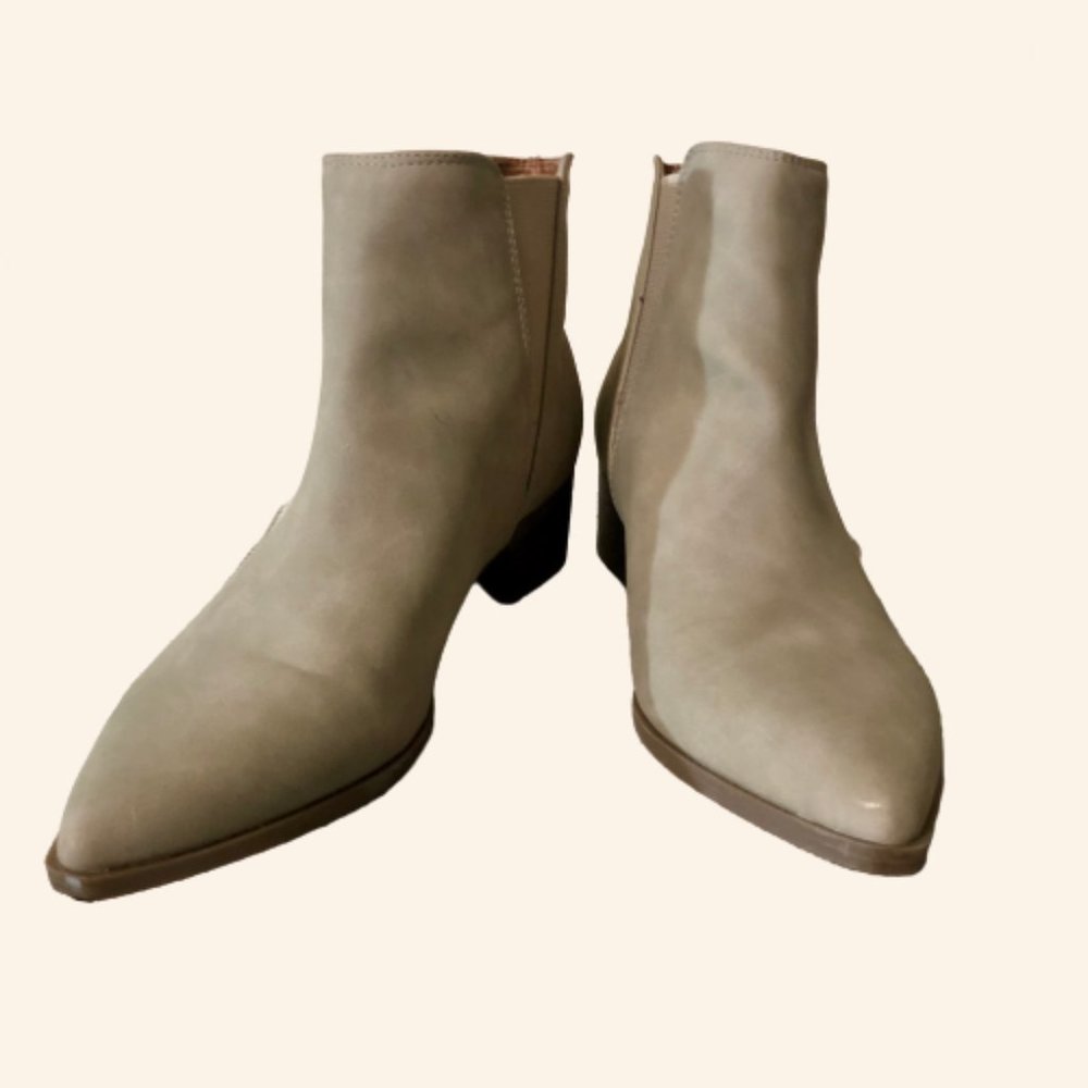 Indigo Rd. Adore Block Heel Tan Suede Bootie (8.5)